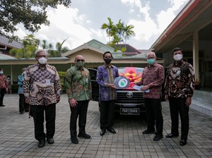 BPJAMSOSTEK Serahkan Langsung Piala Paritrana Award ke Gubernur DIY
