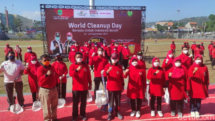 Bupati Majalengka Karna Sobahi di acara world cleanup day