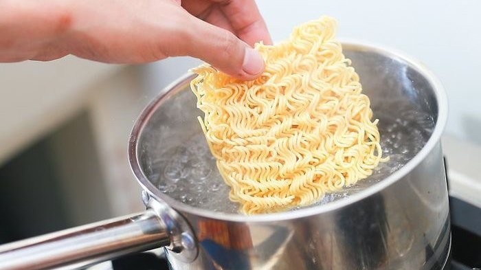 Cara Masak Mie Instan yang Aneh Ini Tak Cocok Buat yang Emosian