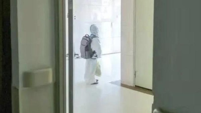 China Viral video anak usia 4 tahun memakai hazmat lengkap tiba di RS untuk karantina sendirian.