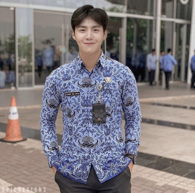 Berganti hari, Hong Banjang terlihat rapi dengan kemeja batik. Di hari Jumat, ada rapat di kecamatan lalu mampir ke klinik Yoon Hye Jin. Foto: dok. Instagram opicdesigns