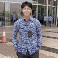 Berganti hari, Hong Banjang terlihat rapi dengan kemeja batik. Di hari Jumat, ada rapat di kecamatan lalu mampir ke klinik Yoon Hye Jin. Foto: dok. Instagram opicdesigns