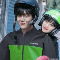 Meski pengangguran, Hong Du Sik (pemain Kim Seon Ho) punya banyak kerjaan sampingan. Kalau mulai ngojek, penumpang pertamanya tentu saja Yoon Hye Jin (pemain Shin Min Ah). Foto: dok. Instagram opicdesigns