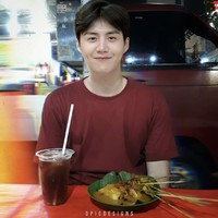 Kalau Hong Du Sik tinggal di Indonesia, makanan favoritnya pasti bukan ikan segar. Ia memesan sate padang dan es teh manis setelah penat bekerja. Foto: dok. Instagram opicdesigns