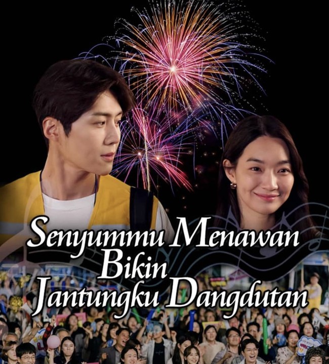 Selesai tampil dadakan di acara kecamatan, Hong Du Sik dan Yoon Hye Jin bertemu lagi. Senyumnya bikin deg-degan, malah nggak fokus ada kembang api. Foto: dok. Instagram opicdesigns