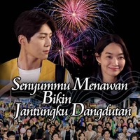 Selesai tampil dadakan di acara kecamatan, Hong Du Sik dan Yoon Hye Jin bertemu lagi. Senyumnya bikin deg-degan, malah nggak fokus ada kembang api. Foto: dok. Instagram opicdesigns