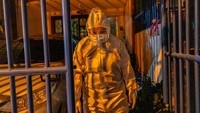 Saat ini para perawat yang kelelahan di Filipina menghadapi perjuangan berat untuk merawat pasien karena banyak rekan kerja mereka terinfeksi COVID-19 ataupun berhenti kerja. 
