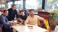 Tak hanya dengan teman-temannya di dalam negeri, Rudy juga masih menjalin hubungan pertemanan yang baik dengan sahabatnya yang berada di luar negeri. Berkunjung ke sebuah negara untuk pekerjaan tak jarang disempatkan untuk sekalian bertemu teman-temannya. Foto: Instagram/_rudysalim