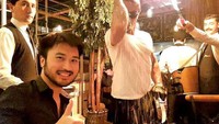 Selain makan mewah saat pertemuan bisnis, Rudy memang seorang foodies yang hobi kulineran. Salah satu momen kulinerannya bahkan mencicip makanan enak yang disajikan di restoran milik Salt Bae. Foto: Instagram/_rudysalim