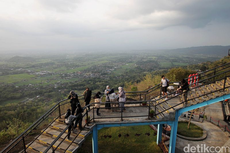Wisatawan menikmati pemandangan alam yang disajikan di tempat wisata Heha Sky View, Dlingo, Gunung Kidul, Yogyakarta, Sabtu (18/9/2021). Geliat tempat wisata mulai terlihat setelah penurunan level PPKM.