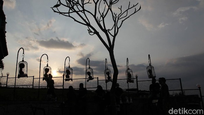 Wisatawan menikmati pemandangan alam yang disajikan di tempat wisata Heha Sky View, Dlingo, Gunung Kidul, Yogyakarta, Sabtu (18/9/2021). Geliat tempat wisata mulai terlihat setelah penurunan level PPKM.