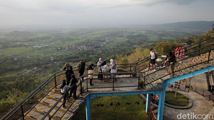 Wisatawan menikmati pemandangan alam yang disajikan di tempat wisata Heha Sky View, Dlingo, Gunung Kidul, Yogyakarta, Sabtu (18/9/2021). Geliat tempat wisata mulai terlihat setelah penurunan level PPKM.