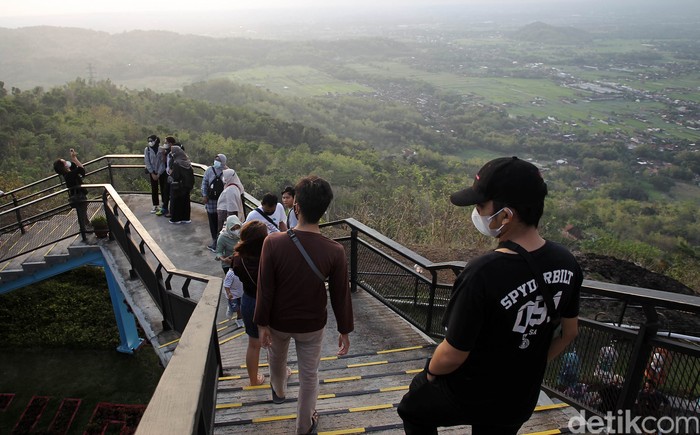 Wisatawan menikmati pemandangan alam yang disajikan di tempat wisata Heha Sky View, Dlingo, Gunung Kidul, Yogyakarta, Sabtu (18/9/2021). Geliat tempat wisata mulai terlihat setelah penurunan level PPKM.
