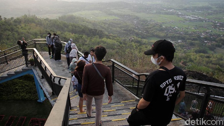 Wisatawan menikmati pemandangan alam yang disajikan di tempat wisata Heha Sky View, Dlingo, Gunung Kidul, Yogyakarta, Sabtu (18/9/2021). Geliat tempat wisata mulai terlihat setelah penurunan level PPKM.