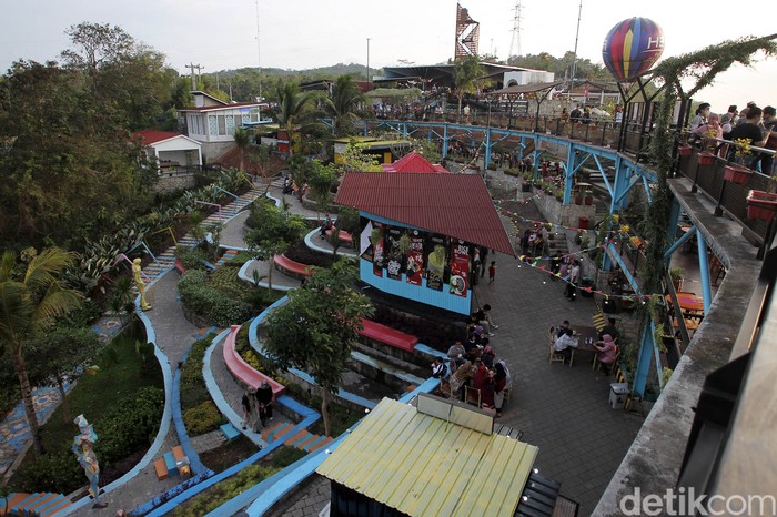Wisatawan menikmati pemandangan alam yang disajikan di tempat wisata Heha Sky View, Dlingo, Gunung Kidul, Yogyakarta, Sabtu (18/9/2021). Geliat tempat wisata mulai terlihat setelah penurunan level PPKM.