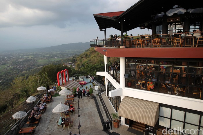 Wisatawan menikmati pemandangan alam yang disajikan di tempat wisata Heha Sky View, Dlingo, Gunung Kidul, Yogyakarta, Sabtu (18/9/2021). Geliat tempat wisata mulai terlihat setelah penurunan level PPKM.