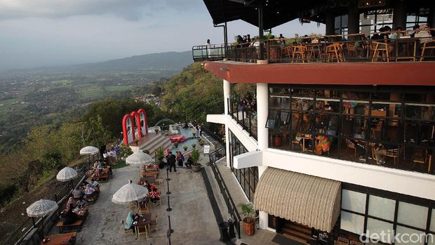 Wisatawan menikmati pemandangan alam yang disajikan di tempat wisata Heha Sky View, Dlingo, Gunung Kidul, Yogyakarta, Sabtu (18/9/2021). Geliat tempat wisata mulai terlihat setelah penurunan level PPKM.