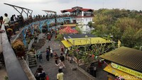 Wisatawan memadati tempat wisata Heha Sky View untuk berfoto dan makan-makan.