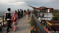 Pengunjung berdatangan untuk melihat pemandangan alam yang disajikan di Heha Sky View.