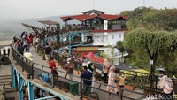 Wisatawan menikmati pemandangan alam yang disajikan di tempat wisata Heha Sky View, Dlingo, Gunung Kidul, Yogyakarta, Sabtu (18/9/2021).