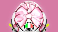 Seperti biasa, helm Rossi dirancang oleh Aldo Drudi. Walaupun dominan pink, tetap ada nuansa kuning khas the Doctor. (Foto: Dok. Twitter @AGV Helmets)