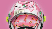 Helm ini sekaligus mengumumkan bahwa Valentino Rossi akan jadi ayah dari seorang putri. (Foto: Dok. Twitter @AGV Helmets)