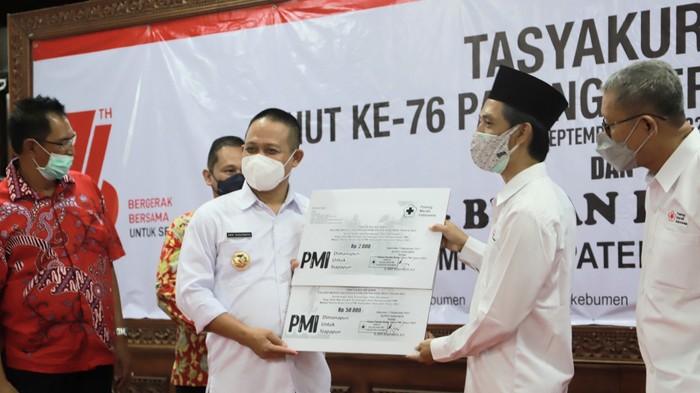HUT PMI ke-76, Bupati Kebumen Sumbang 1 Unit Mobil