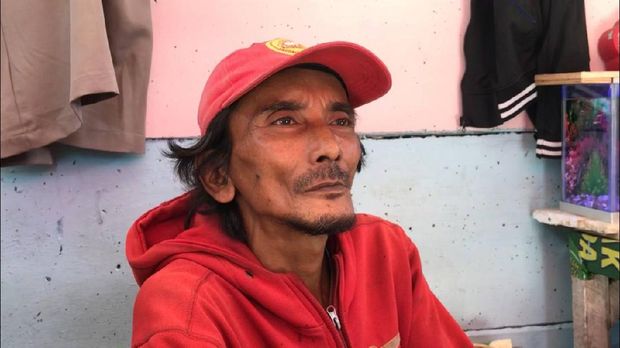 Ian, pemilik warung di depan rusun sempat melihat jenazah korban sesaat setelah ditemukan tewas