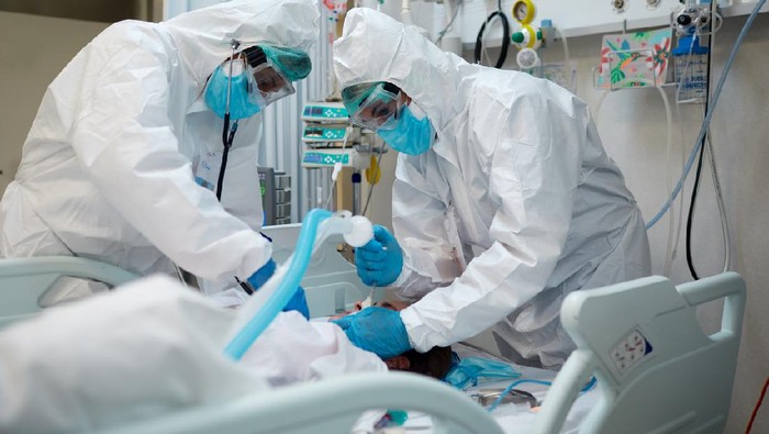 Ilustrasi pasien COVID-19 Hospital COVID
Healthcare workers during an intubation procedure to a COVID patient