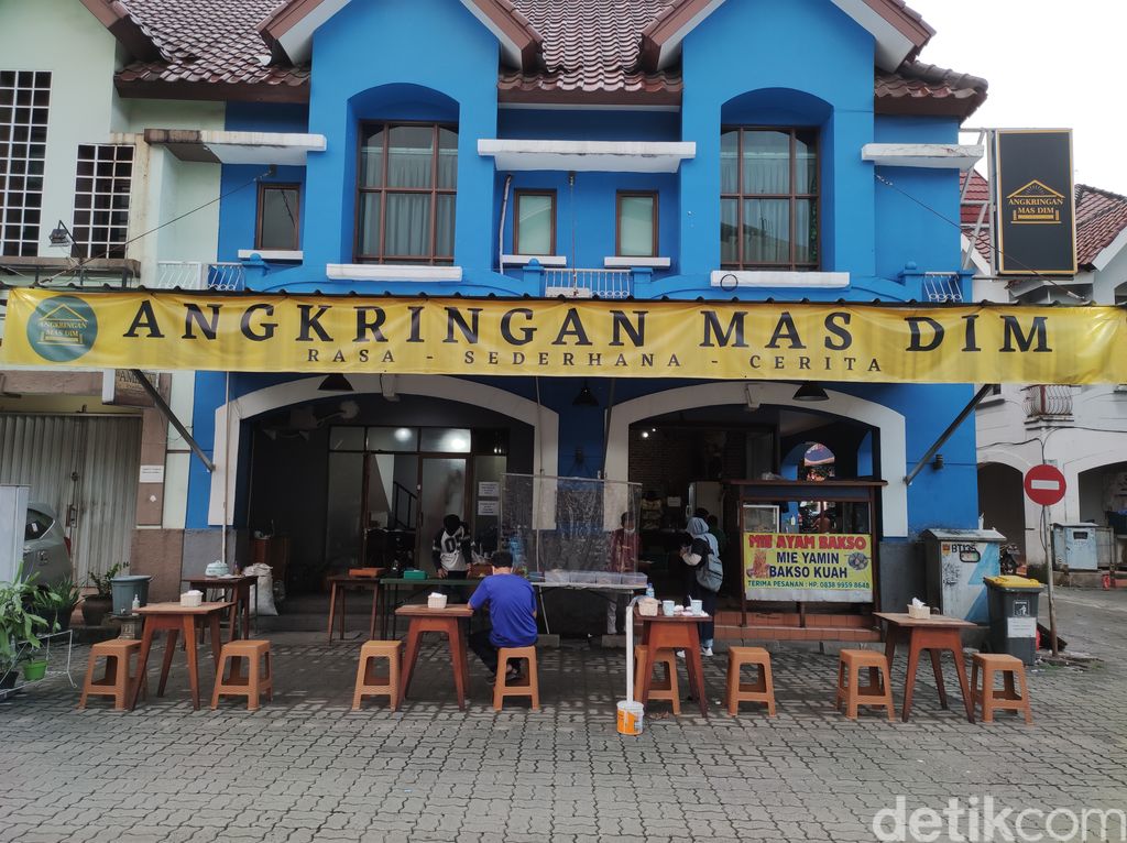 Jajan di Angkringan Milik Artis Dimas Seto dan Dhini Aminarti