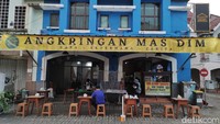 Angkringan ini buka setiap hari mulai pukul 17.00 WIB. Kami pun menyambangi angkringan ini, meski sederhana tapi angkringan terbilang cukup ramai. Foto: detikFood/Devi S. Lestari