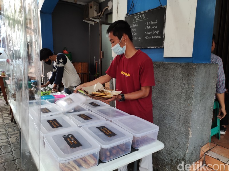 Jajan di Angkringan Milik Artis Dimas Seto dan Dhini Aminarti
