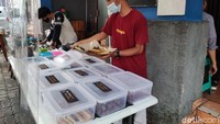 Angkringan Mas Dim ini mirip dengan angkringan pada umumnya, menyediakan menu nasi kucing, aneka sate dan baceman. Tempat duduknya tidak lesehan, namun disediakan kursi dan meja untuk makan. Foto: detikFood/Devi S. Lestari