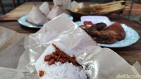 Kenapa milih angkringan, oke jadi awalnya memang kalau saya memulai usaha itu biasanya selalu dengan apa yang saya sukai. Saya sama istri ini suka makanan- makanan khas kalaupun nongkrong ya nongkrong di warung kaki lima, kata Dimas. Foto: detikFood/Devi S. Lestari