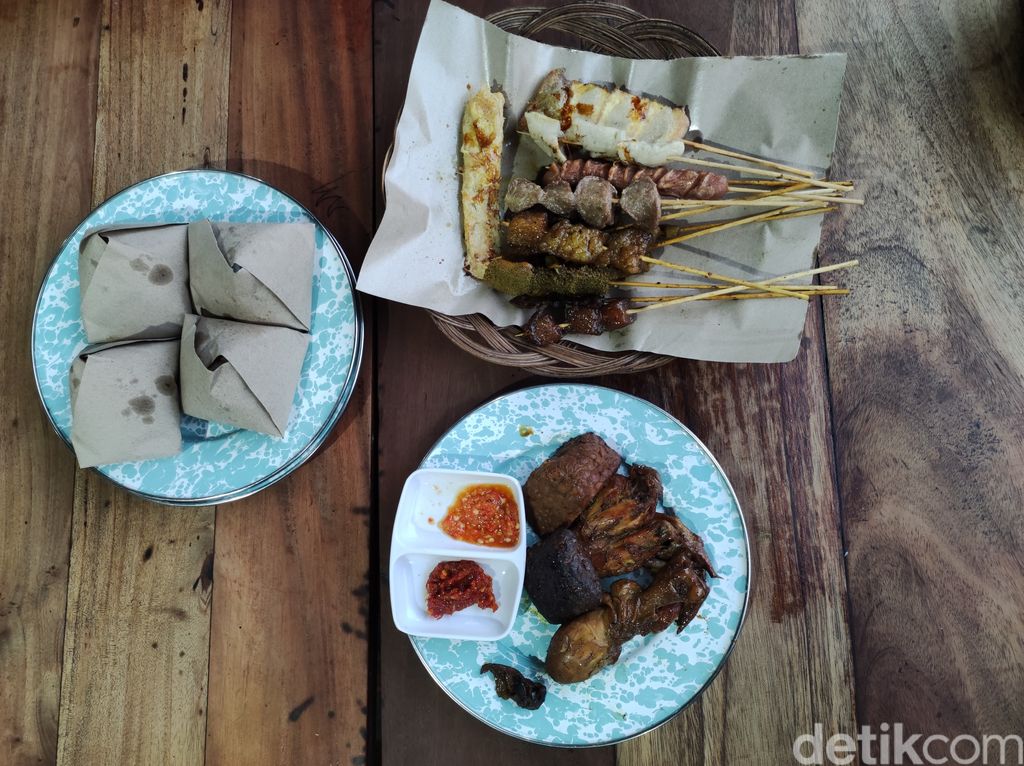 Jajan di Angkringan Milik Artis Dimas Seto dan Dhini Aminarti