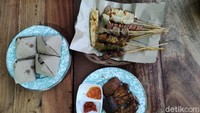 Angkringan Mas Dim ini terbilang baru karena mulai beroperasi sejak 6 bulan lalu. Ketika dihubungi detikcom lewat pesan singkat (17/9) Dimas Seto mengatakan memilih membuka angkringan karena ia sendiri sangat suka makan di angkringan. Foto: detikFood/Devi S. Lestari