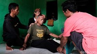 Selanjutnya, yayasan memberikan terapi--yang disebutnya--sasar saraf kepada ODGJ. Abah Rahman yang merupakan ayah Ustaz Ruslan mengatakan, terapi ini melancarkan saraf seseorang dan bisa diberikan beberapa kali jika ODGJ mengamuk.