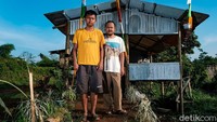 (Kiri-kanan): Wandi (24) dan Jayadi (40) kondisi mentalnya sedikit perlahan mulai pulih. Mereka kini sudah boleh berada di luar ruangan untuk menjalani terapi kerja dan segera bisa berbaur dengan masyarakat.