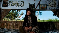 Ini adalah potret Ustaz Ruslan yang menjadi salah satu orang yang membantu pemulihan pasien ODGJ di yayasan tersebut. Sumber dana operasional di yayasan tersebut berasal dari subsidi keluarga pasien, donasi dari pihak luar, dan juga dari hasil pertanian yang dilakukan sebagai proses pemulihan pasien yang ada disana.