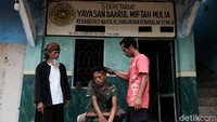 Pada tahap awal penerimaan pasien seperti inilah alurnya. Sesaat ODGJ itu diambil dan tiba di yayasan, ia langsung dicukur rambutnya agar terlihat lebih baik.