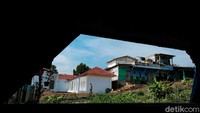 Yayasan Daarul Miftah Mulia ini terletak di Desa Cibeteung Udik, Kecamatan Ciseeng, Kabupaten Bogor, Jawa Barat dan berdiri sejak 2007. Mereka menampung puluhan pasien ODGJ yang memiliki masalah ekonomi hingga mengalami depresi untuk dilakukan proses pemulihan dan penyembuhan.