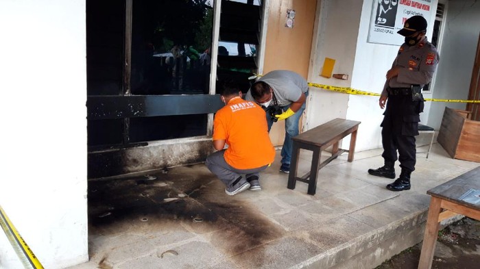 Kantor LBH Yogyakarta diduga diteror molotov, Sabtu (18/9/2021) dini hari. Polisi turun tangan melakukan olah TKP.