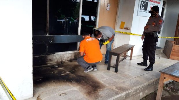 Kantor LBH Yogyakarta diduga diteror molotov, Sabtu (18/9/2021) dini hari. Polisi turun tangan melakukan olah TKP.