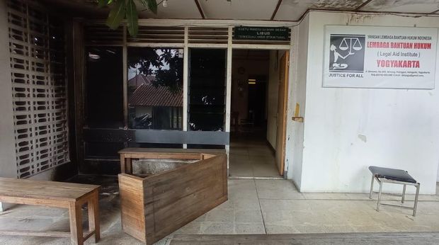 Kantor Lembaga Bantuan Hukum (LBH) Yogyakarta diduga jadi sasaran teror pelemparan molotov, Sabtu (18/9/2021) dini hari.