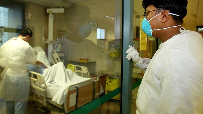 Singapura melaporkan kasus gejala berat dan angka pasien Corona rawat inap meningkat beberapa hari terakhir. Ratusan orang terinfeksi dari klaster perkantoran hingga asrama.