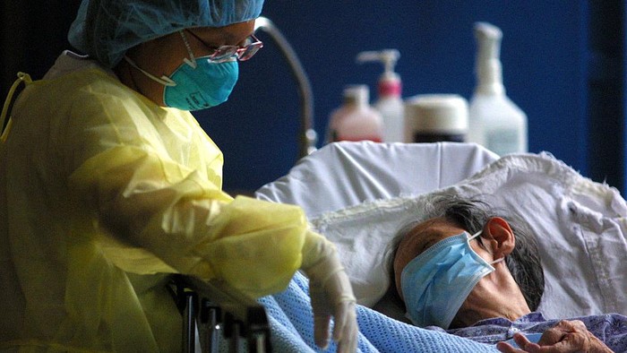 Kasus Corona di Singapura Melonjak Singapura melaporkan kasus gejala berat dan angka pasien Corona rawat inap meningkat beberapa hari terakhir. Ratusan orang terinfeksi dari klaster perkantoran hingga asrama.
