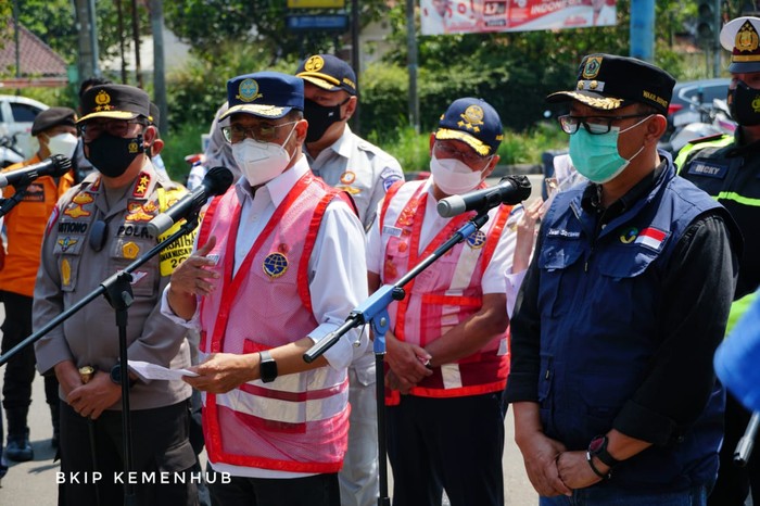 Menteri Perhubungan Budi Karya Sumadi meninjau penerapan ganjil genap di Simpang Gadog, Puncak, Kabupaten Bogor. Hal itu dilakukan untuk melihat langsung implementasi ganjil genap dalam mencegah terjadinya kepadatan di kawasan wisata.