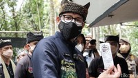 Sandiaga memulai aktivitasnya dengan berlari pagi di sekitar Desa Tamansari. Selanjutnya, dia menuju Sendang Seruni, pemandian dengan sumber mata air alami dan konservasi bambu yang dikelola Bumdes setempat.