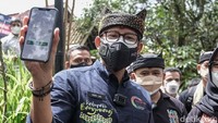 Masuk ke kawasan wisata, Sandiaga menggunakan aplikasi Pedulilindungi (Adrian Fanani/detikcom)