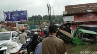 Sembilan unit kendaraan yang terlibat kecelakaan terdiri dari 6 mobil dan 3 sepeda motor. Kecelakaan menyebabkan kemacetan (Jeka Kampai/detikcom)